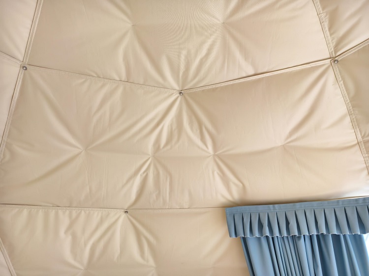 戶外酒店帳篷保溫棉，顧名思義，是一種專為戶外帳篷設計的保溫材料。它通常采用高品質纖維制成，具有輕便、柔軟、保暖性優異等特點。將其鋪設在帳篷底部或懸掛在帳篷內壁，能有效阻隔地面冷氣，鎖住帳篷內熱量，為您營造溫暖舒適的睡眠環境。